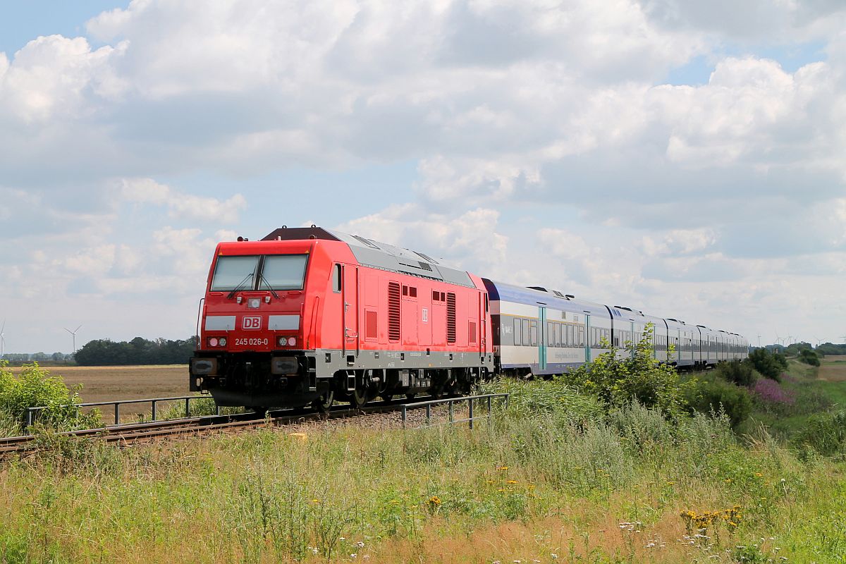 DB 245 026-0 als Schublok des RE 6 nach Hamburg. Bü Triangel bei Niebüll 26.07.2017