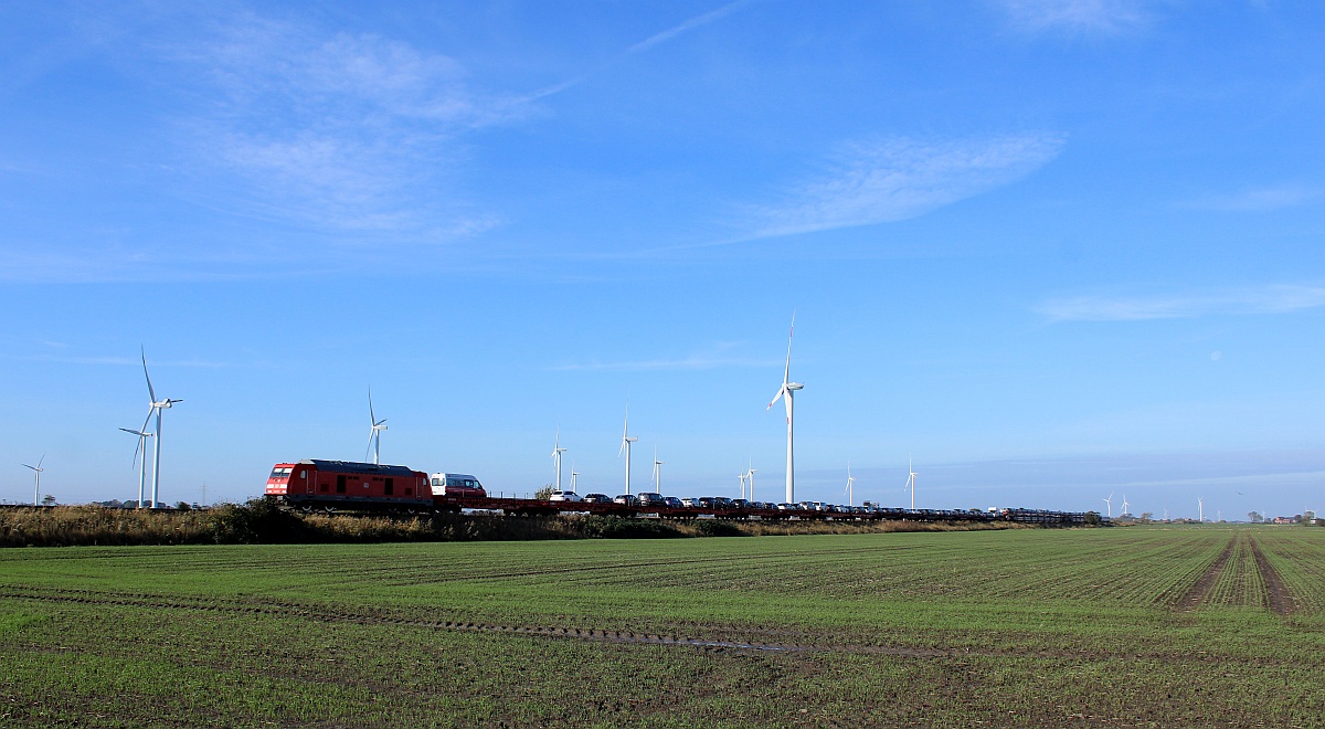 DB 245 026-0 mit SyltShuttle auf dem Weg nach Niebüll. Südergotteskoogweg 24.10.2021