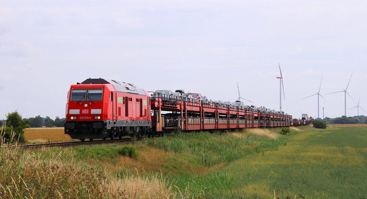 DB 245 026-0 mit SyltShuttle gen Westerland aufgenommen am ehemaligen Bü Dykensweg zwischen Lehnshallig und Klanxbüll. 13.07.2022