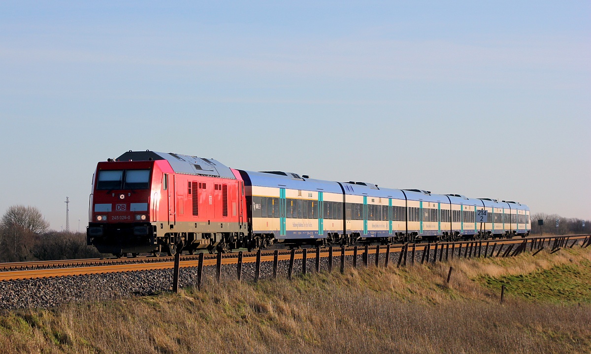 DB 245 026-0 im RE Einsatz mit Married-Pair Park auf dem Weg nach Westerland. 17.12.2017