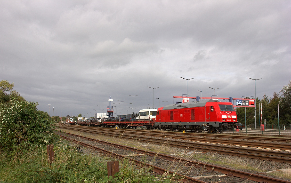 DB 245 027 ist gerade mit ihrem SyltShuttle an der Verladung in Niebüll angekommen. 12.09.2020