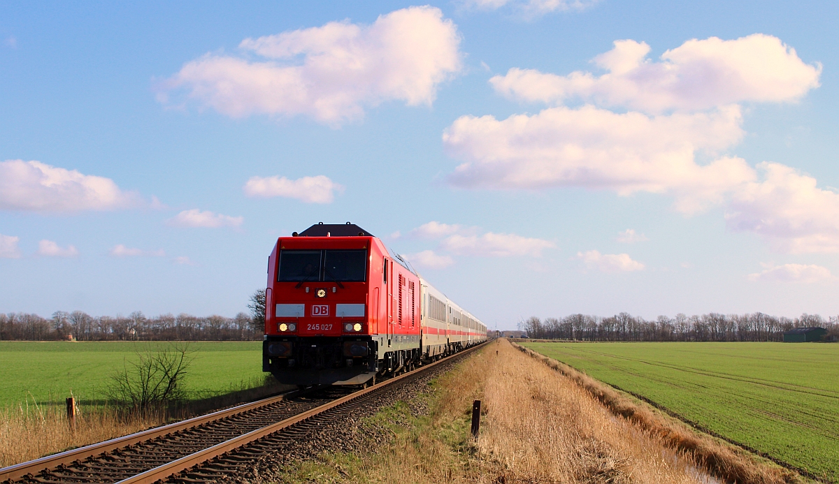 DB 245 027 mit dem IC 2074 nach Westerland. Bü Südergotteskoog 26.02.2022