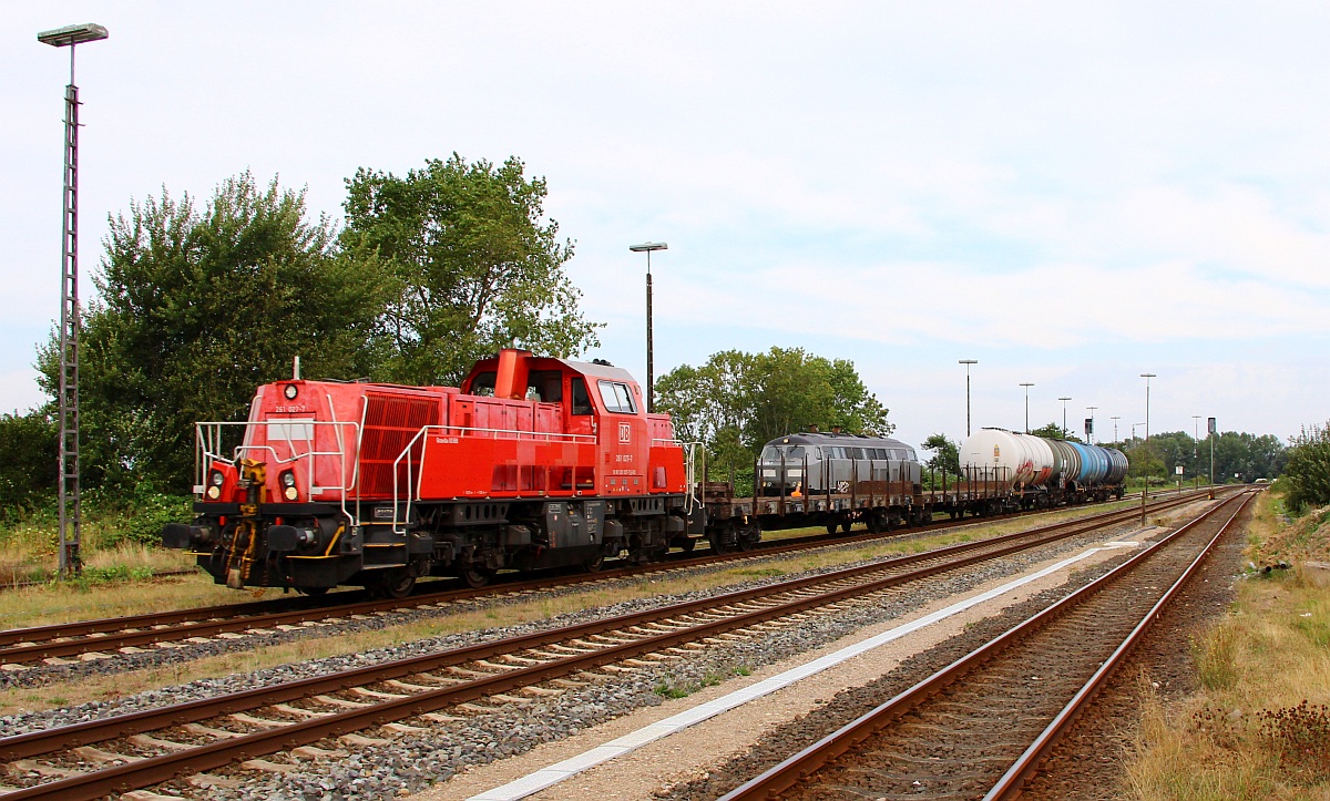 DB 261 027-7 mit einem kurzen Güterzug aus Niebüll kommend hat hier Einfahrt in Husum. 08.09.2022