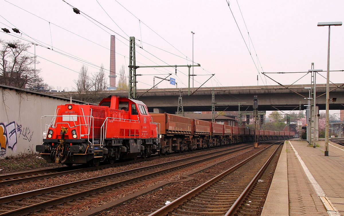 DB 261 028-5(Unt/VTLT/01.04.2011) mit Ganzzug. HH-Harburg 31.03.2014