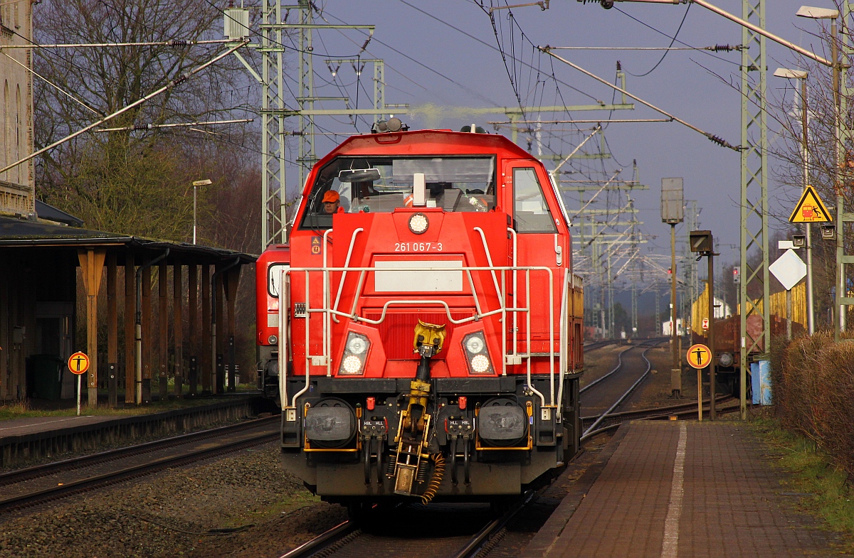 DB 261 067-3 dieselt auf Gleis 2 am Liegenbleiber vorbei Richtung Neumünster. Schleswig 25.02.2015