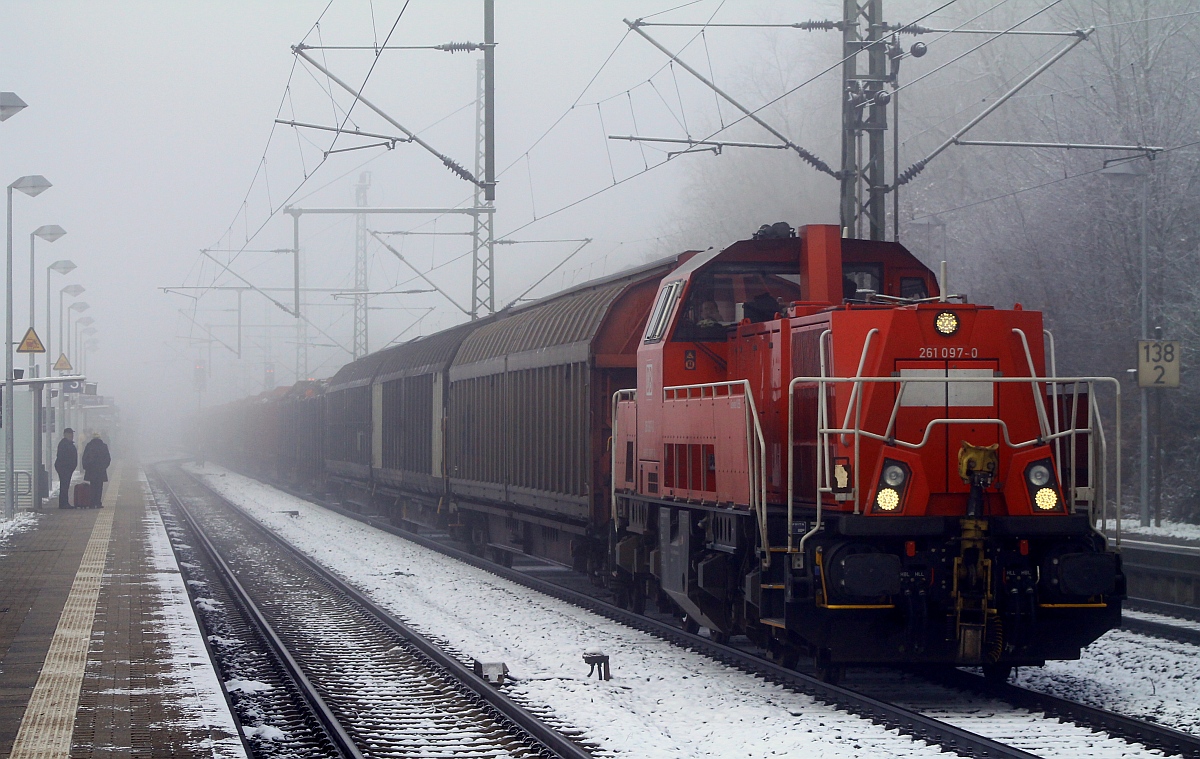 DB 261 097-0 mit dem EK 53368(Flensburg Weiche - Neumünster Gbf)muss hier einer Überholung Platz machen und dieselt gemütlich zum Halt zeigenden Signal. Schleswig 20.01.2015