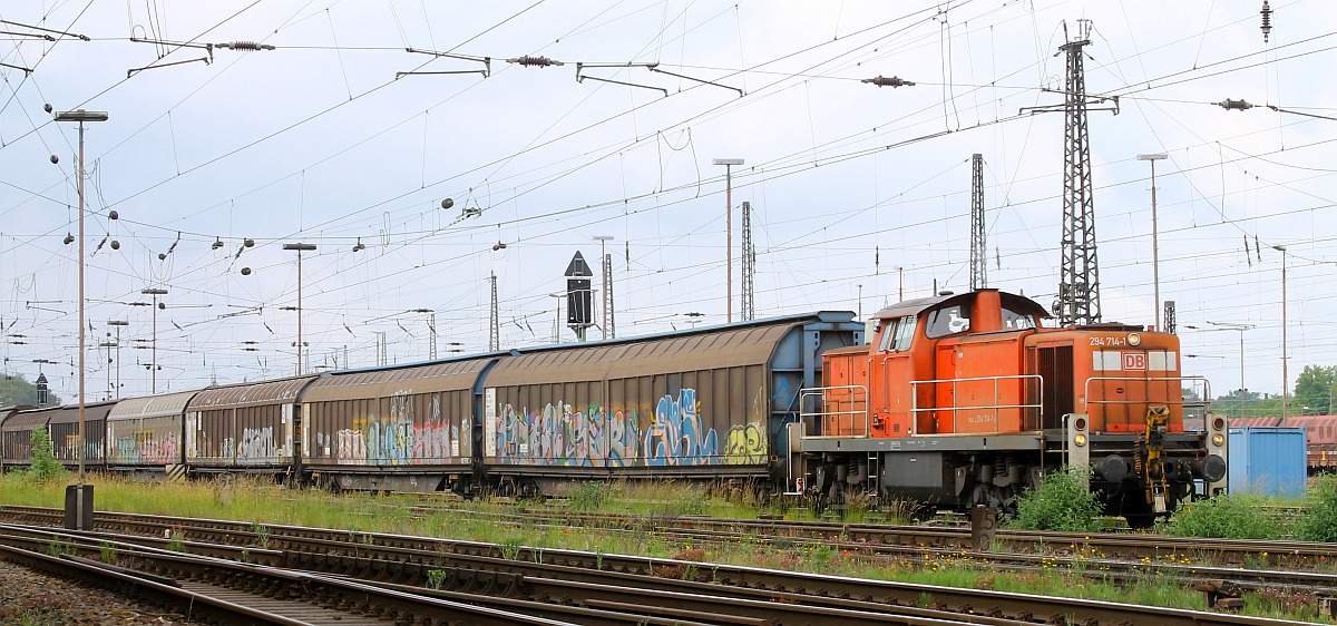 DB 294 714 rangiert mit einem Schiebewandwagenzug in Oberhausen Rbf 09.06.2011