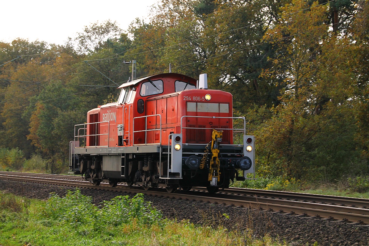 DB 294 806-5 brummte gemütlich an uns vorbei. Dörverden 01.11.2013