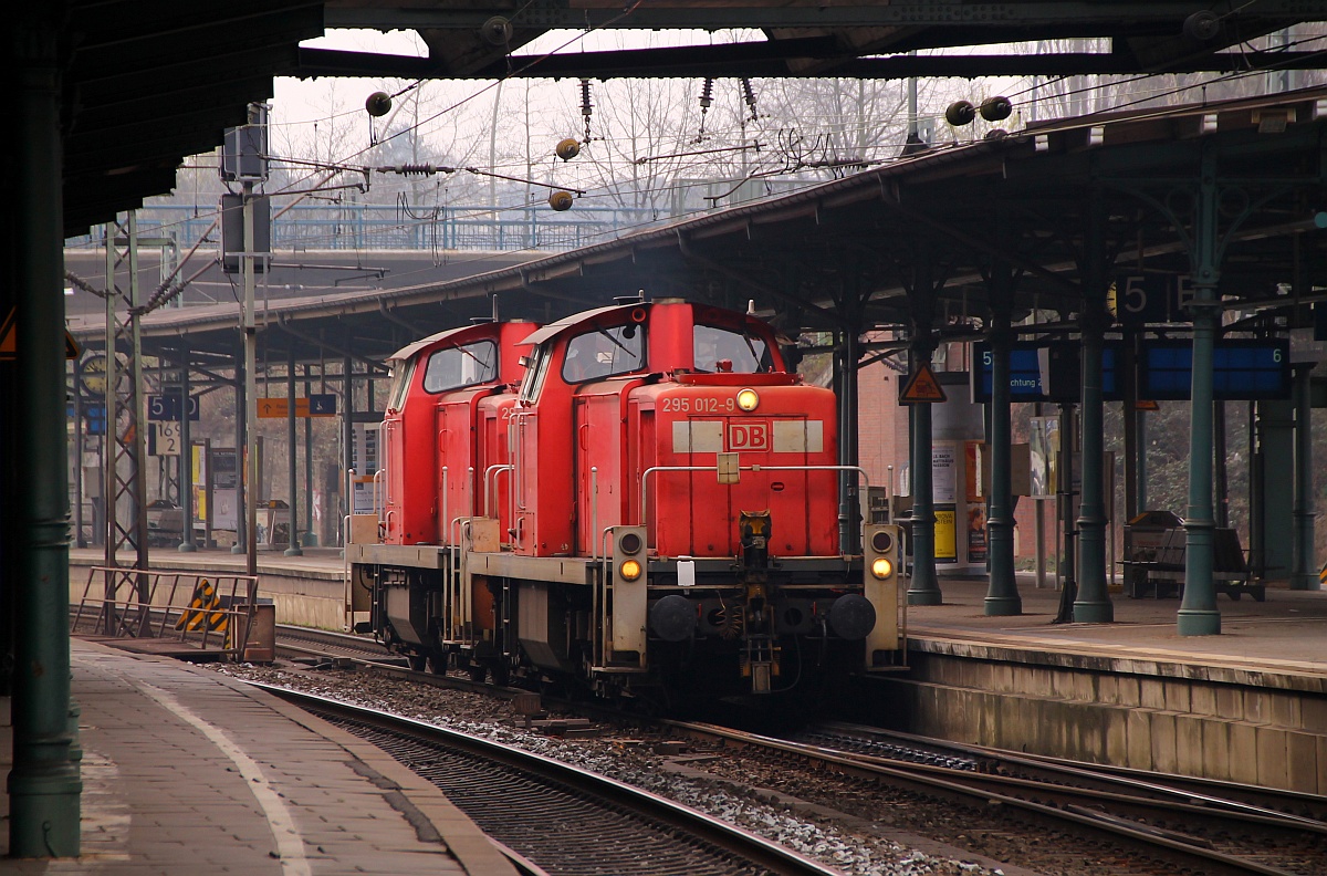 DB 295 012-9 und 042-6 dieseln hier gemütlich durch Hamburg-Harburg. 31.03.2014