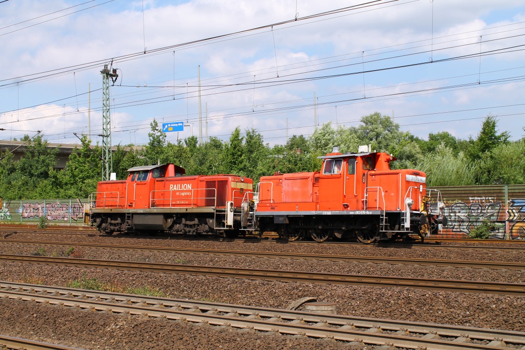 DB 296 047-8 und 363 676-8 dieseln hier durch HH-Harburg. 06.08.13