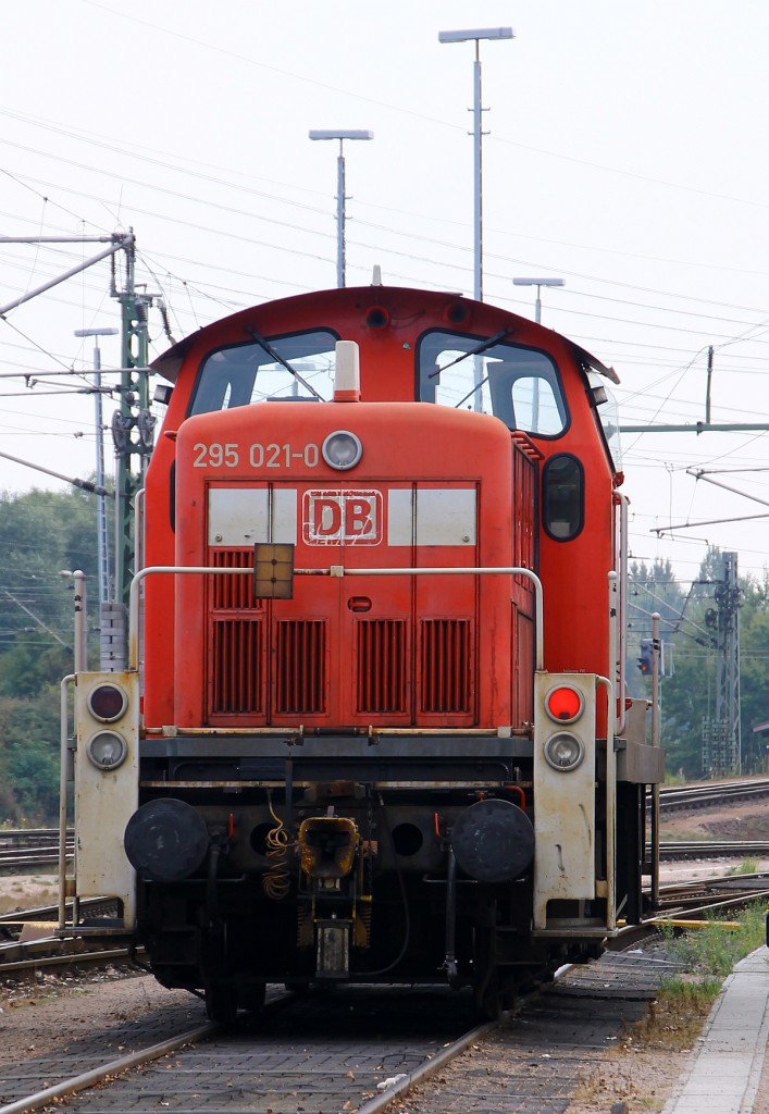 DB 3 295 021-0 abgestellt am Stellwerk HH-Alte Süderelbe konnte kurz vor ihrer Abfahrt von einem Parkplatz aus aufgenommen werden. 06.09.2014