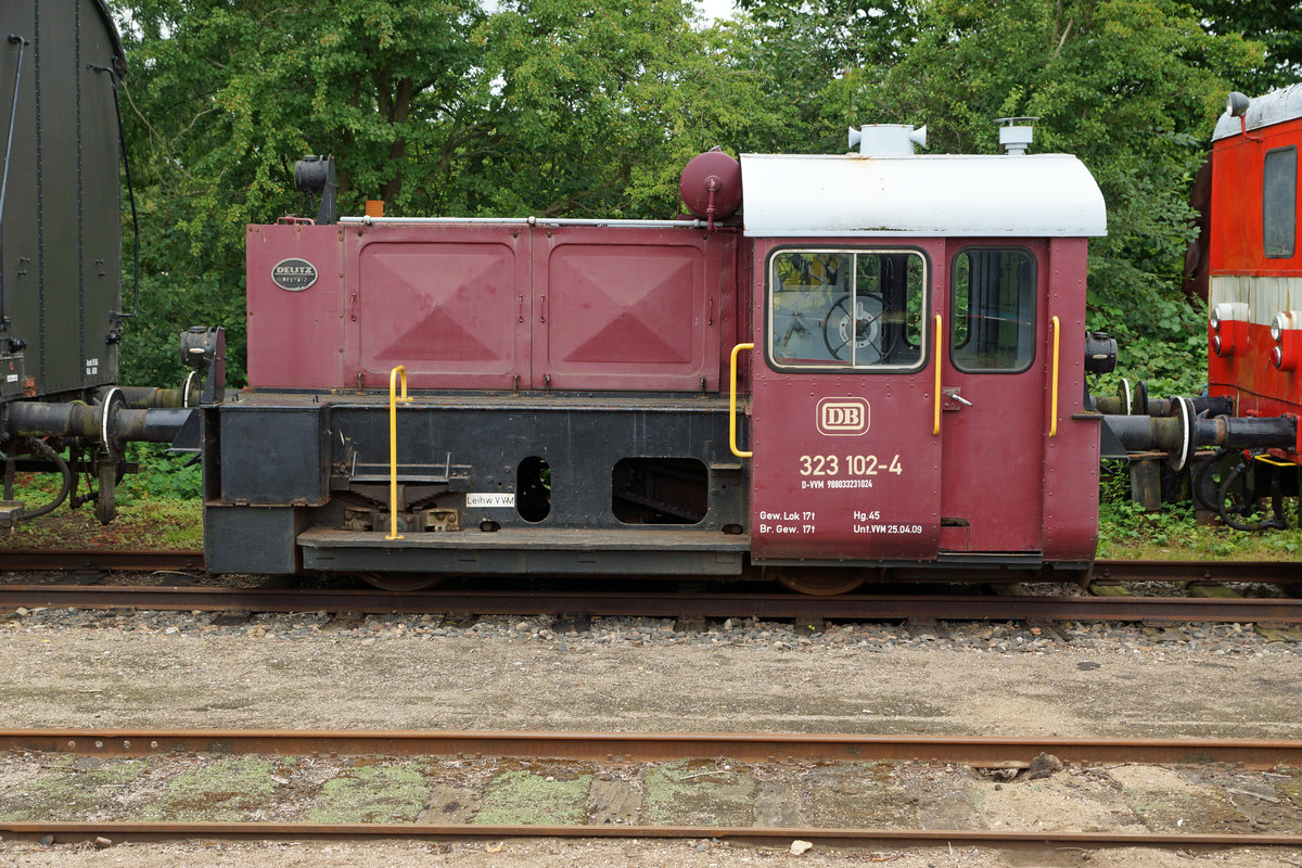 DB: 323 102-4 der Marke DEUTZ bei der Museumsbahn Schönberger Strand am 11. August 2016.
Foto: Walter Ruetsch