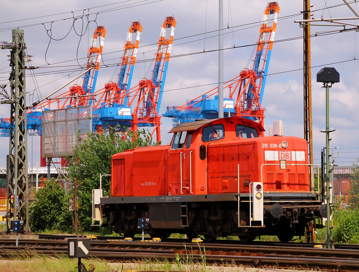 DB 3291 038-8 kommt aus dem Sicherheitsbereich am Eurogate-Terminal gedieselt. HH-Dradenau/Waltershof 29.05.2014