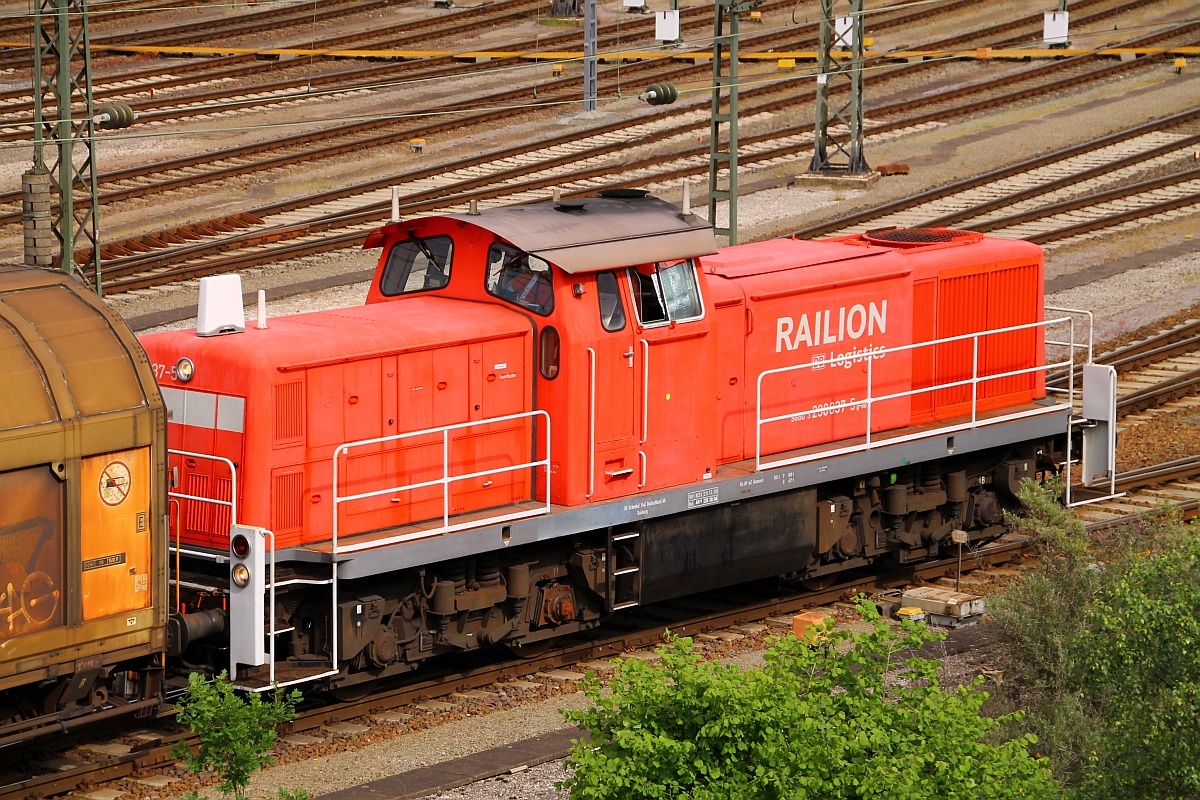 DB 3296 037-5 bei Verschubaufgaben festgehalten im Gbf Maschen. 29.05.2014