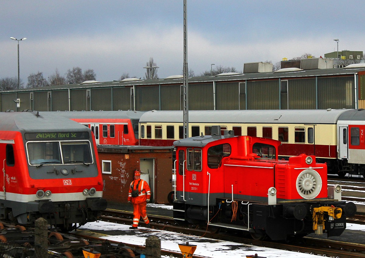 DB 3335 111-1 des Aw Neumünster(REV/HB X/19.06.15) aufgenommen aus der vorbeifahrenden RB 77 aus Kiel. Neumünster 20.01.16