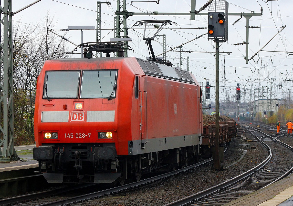 DB 6145 028-7 kommt hier mit einem Abraumzug aus dem Gbf Neumünster durch den Bhf Neumünster gefahren. 16.11.2015