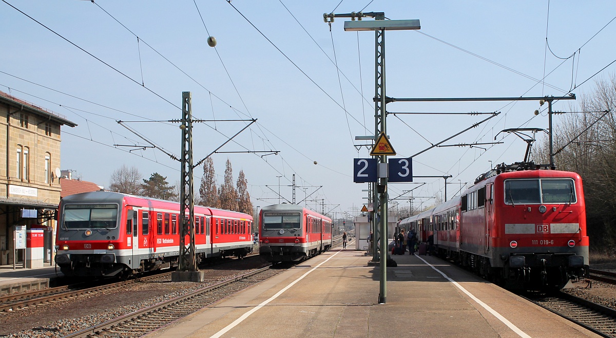 DB 628/928 686 und 553 sowie 111 050-1 und 019-6, Schwbisch Hall-Hessental 25.03.17