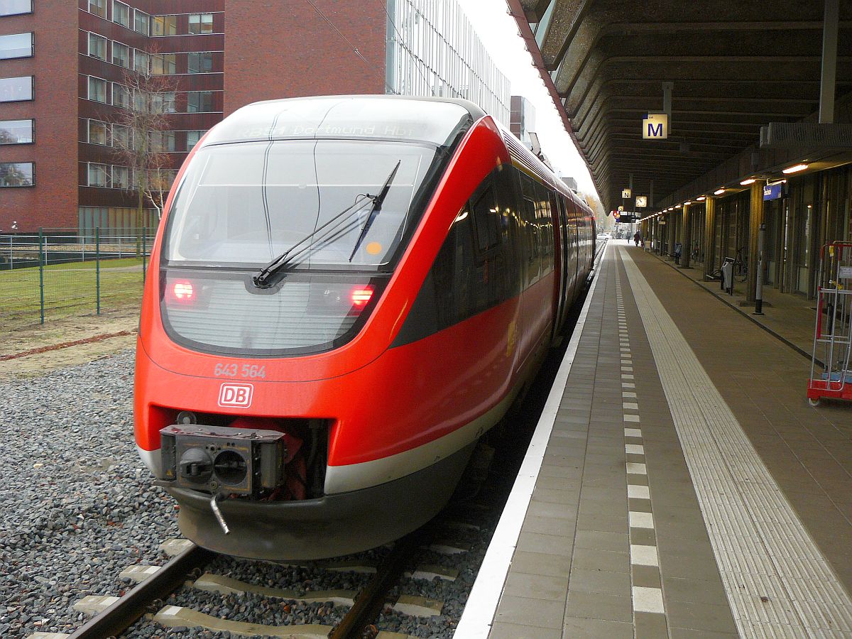 DB 643 064 als Nahverkehrszug nach Dortmund Hbf ber Gronau auf Gleis 4 in Enschede, Niederlande 28-11-2013.

DB treinstel 643 064 als trein naar Dortmund Hbf via Gronau op spoor 4 in Enschede, Nederland 28-11-2013.
