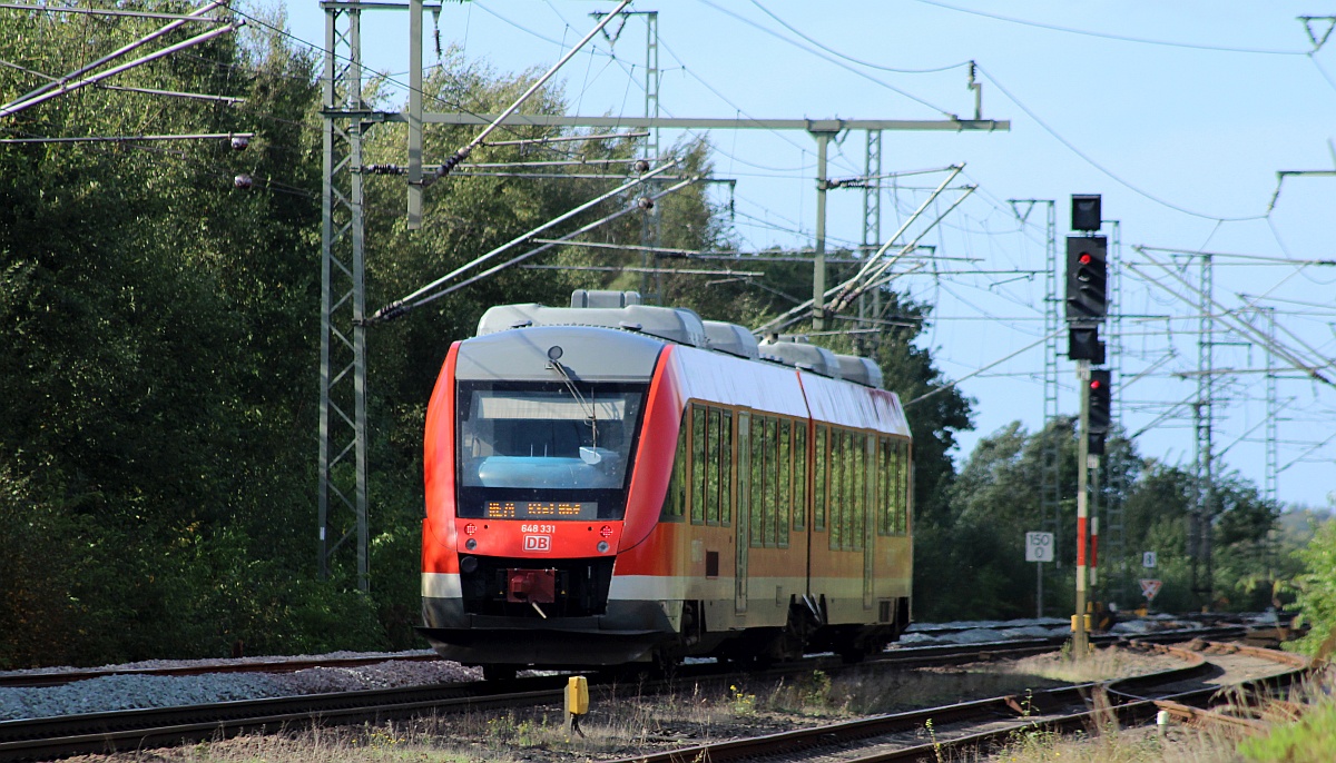 DB 648 331/831 kam gut 30min zu spät und wurde dann in Jübek  gebrochen  und zum RE 74 nach Kiel. Jübek 30.09.2021