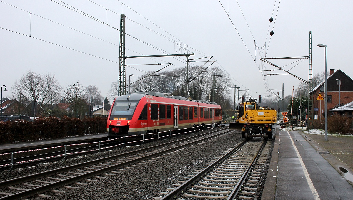 DB 648 465/965 als RE74 nach Kiel und Bagger 7 im Bhf Owschlag. 29.12.2020