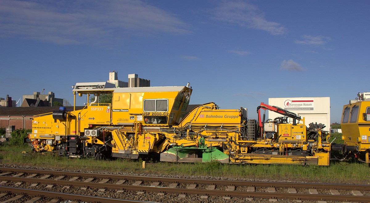 DB Bahnbau Gruppe Schotterverteil-und Planiermaschine USP 2000 C2 registriert unter 9980 9125 015-1. Husum Nord 17.05.2020