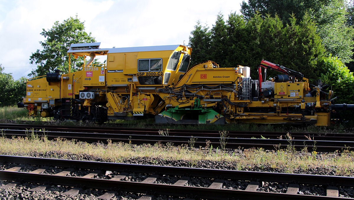 DB Bahnbau Gruppe  SSP 338  Plasser & Theurer USP 2000 C2 registriert unter 99 80 9125 016-2 abgestellt in Jbek. 09.07.2022