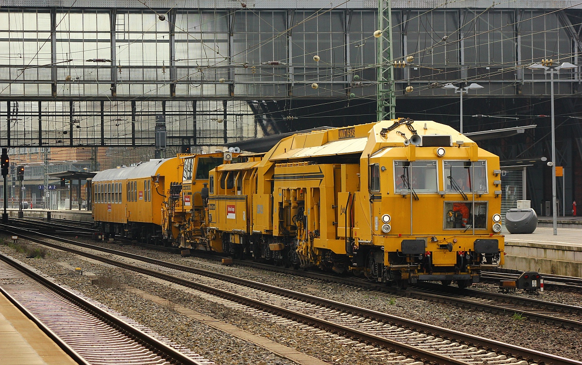 DB BahnbauGruppe P&T Unimat 09-16/4S USW 351  Lotte  und BahnbauGruppe Deutsche Plasser SSP 110 SW(SSP 417)  Liese  mit Wohnschlafwagen 75 80 2326 179-5 und Kranbegleitwagen 75 80 2811 244-2 dieseln hier durch den Bremer Hauptbahnhof. 07.03.2015