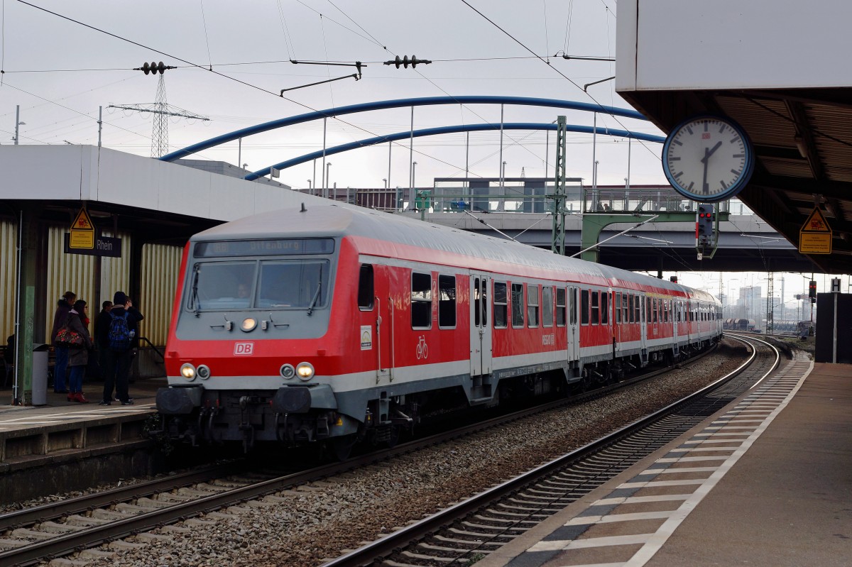 DB: Bald sind die mit Lokomotiven der BR 111 gef�hrten RB Basel Badischer Bahnhof - Offbenburg Geschichte. Am 27. November 2015 schob die 111 062-6 den RB nach Offenburg. Die Aufnahmen entstanden bei der Ein- und Ausfahrt Weil am Rhein.
Foto: Walter Ruetsch