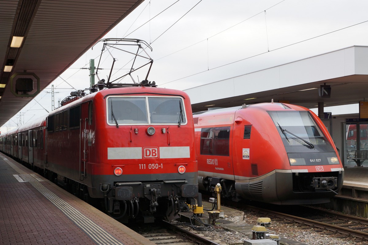 DB: Basel Badischer Bahnhof mit wartenden Zügen nach Offenburg (111 050-1) und Waldshut (641 027) am 29. Januar 2016. 
Foto: Walter Ruetsch