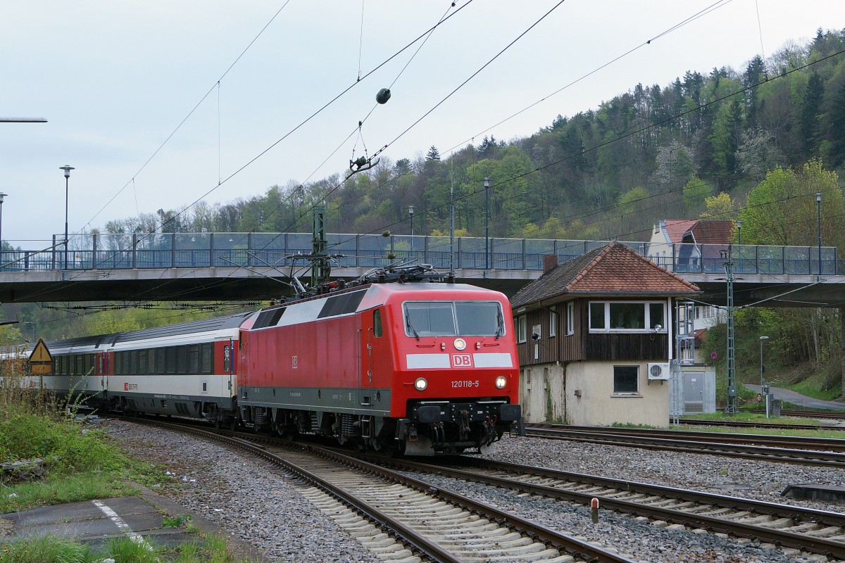 DB BR 120: IC Stuttgart-Zürich anlässlich der Einfahrt Horb beim Passieren des Stellwerks mit DB 120 118-5 am 25. April 2015.
Foto: Walter Ruetsch