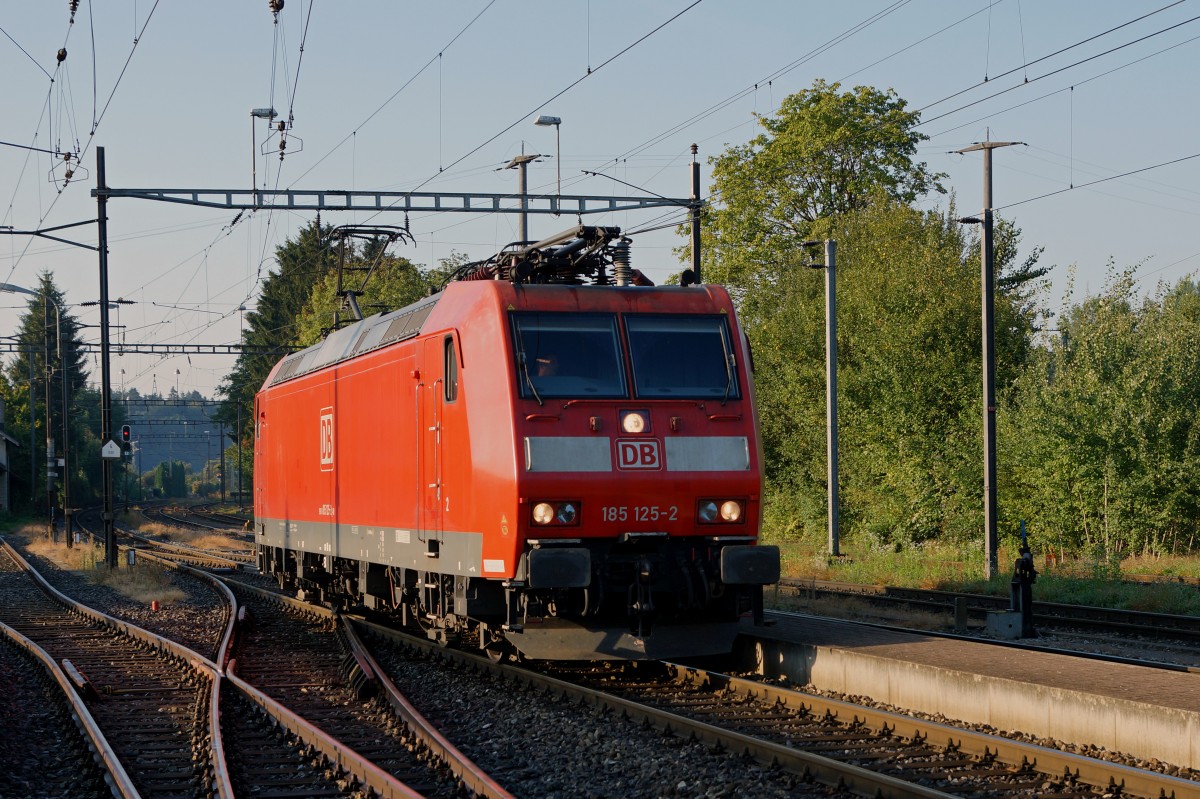 DB BR 185 anstatt SBB CARGO Re 6/6: Da an den Samstagen für das Stahlwerk Gerlafingen nur eine Güterzugszufuhr stattfindet, werden die Wagen von der Gravita und dem Rangierpersonal des Stahlwerkes weggestellt, da kein Rangierpersonal der SBB anwesend ist. Am 12. September 2015 stand für diese Leistung die Gravita  BIBERIST  im Einsatz. Die Gravita  GERLAFINGEN  wurde bereits zu einem früheren Zeitpunkt auf dieser Seite veröffentlicht. Vermehrt werden die Zufuhren nach Gerlafingen mit DB BR 185 anstatt mit SBB CARGO Re 6/6 bespannt. Nach getaner Arbeit verlässt die DB 185 125-2 den Bahnhof Gerlafingen als Lokzug in Richtung Solothurn.
Foto: Walter Ruetsch 