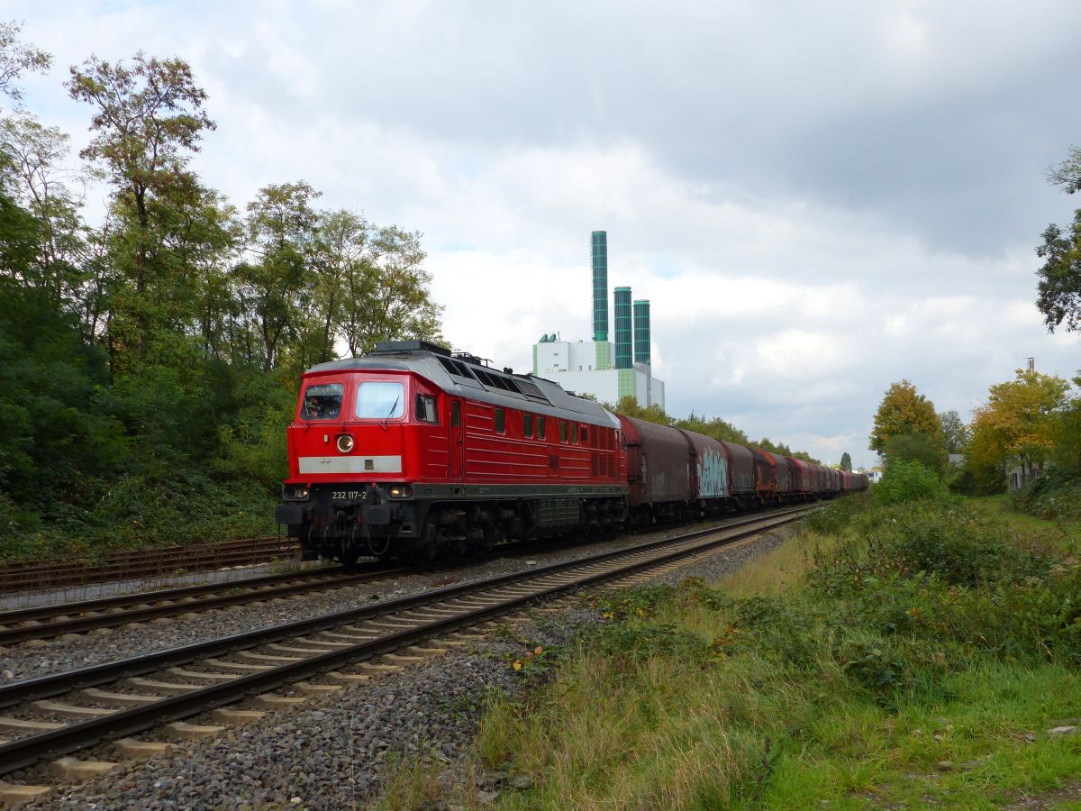 DB Cargo Diesellok 232 117-2 Wanheim Angerhausen, Duisburg. Atroper Strae, Duisburg 13-10-2017.

DB Cargo dieselloc 232 117-2 Wanheim Angerhausen, Duisburg. Atroper Strae, Duisburg 13-10-2017.