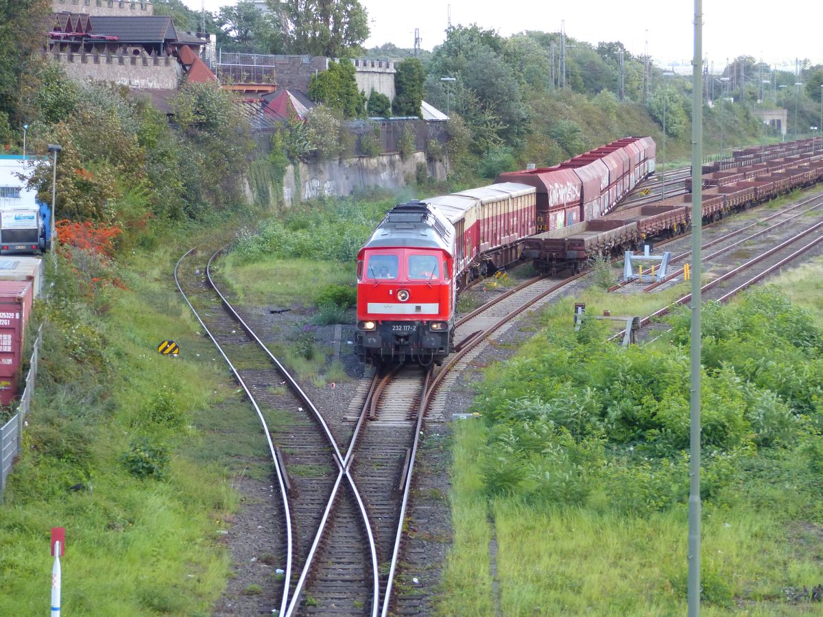 DB Cargo Diesellok 232 117-2 vetrekt mit Güterzug. Güterbahnhof Hochfeld Süd. Duisburg 14-09-2017.

DB Cargo dieselloc 232 117-2 vetrekt met een goederentrein. Güterbahnhof Hochfeld Süd. Duisburg 14-09-2017.