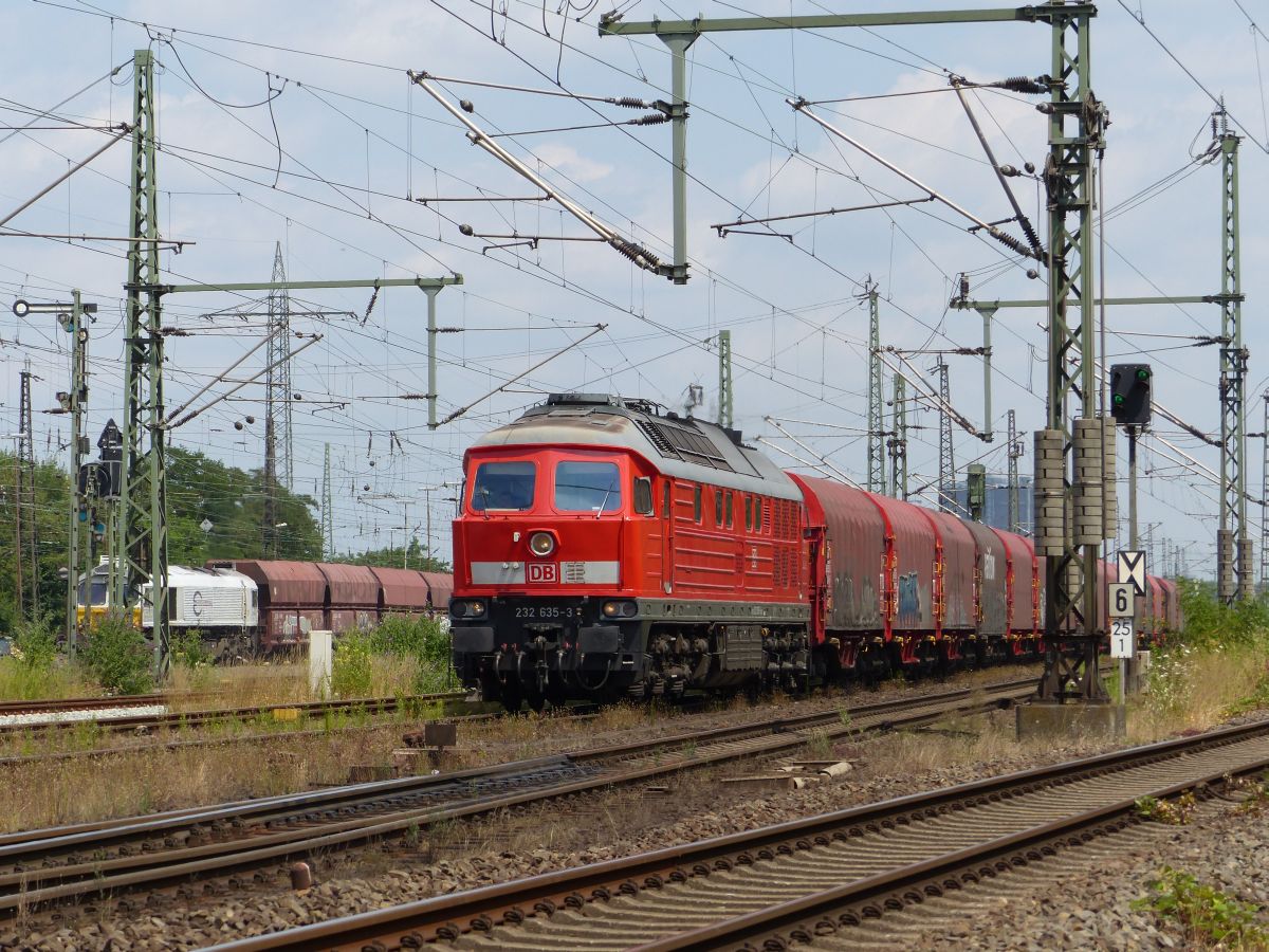 DB Cargo Diesellok 232 635-3 Gterbahnhof Oberhausen West 06-07-2018.

DB Cargo dieselloc 232 635-3 goederenstation Oberhausen West 06-07-2018.