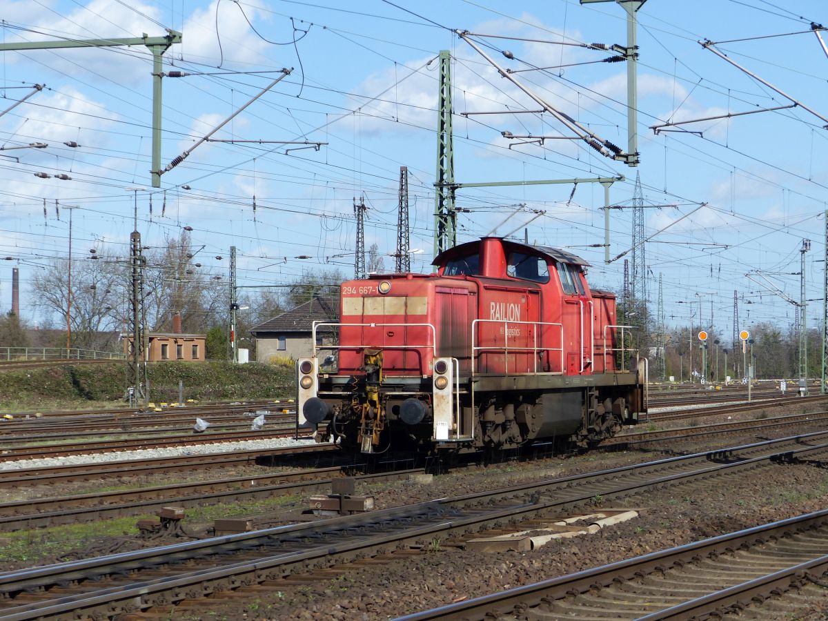 DB Cargo Diesellok 294 667-1 Güterbahnhof Oberhausen West 12-03-2020.

DB Cargo dieselloc 294 667-1 goederenstaion Oberhausen West 12-03-2020.
