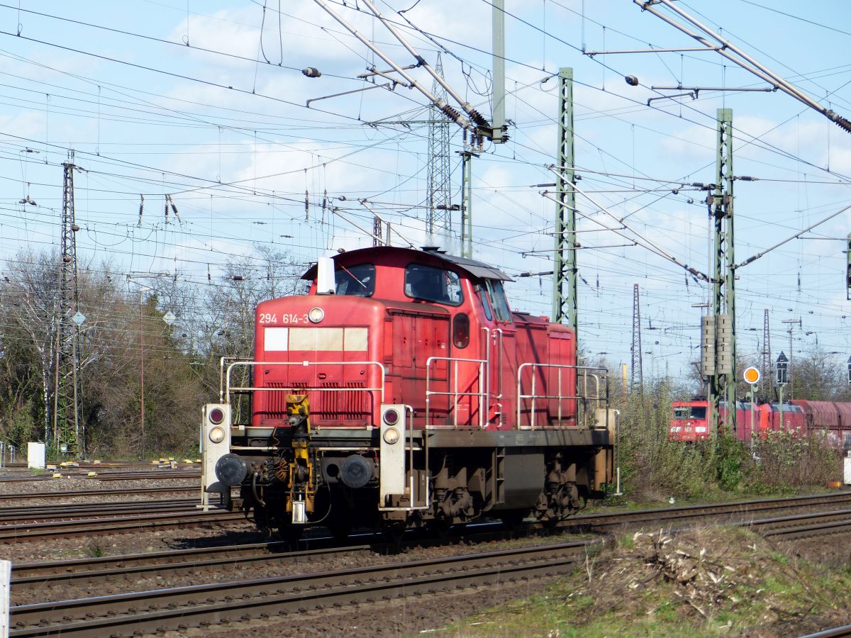 DB Cargo Diesellokomotive 294 614-3 Gterbahnhof Oberhausen West 12-03-2020.

DB Cargo diesellocomotief 294 614-3 goederenstaion Oberhausen West 12-03-2020.