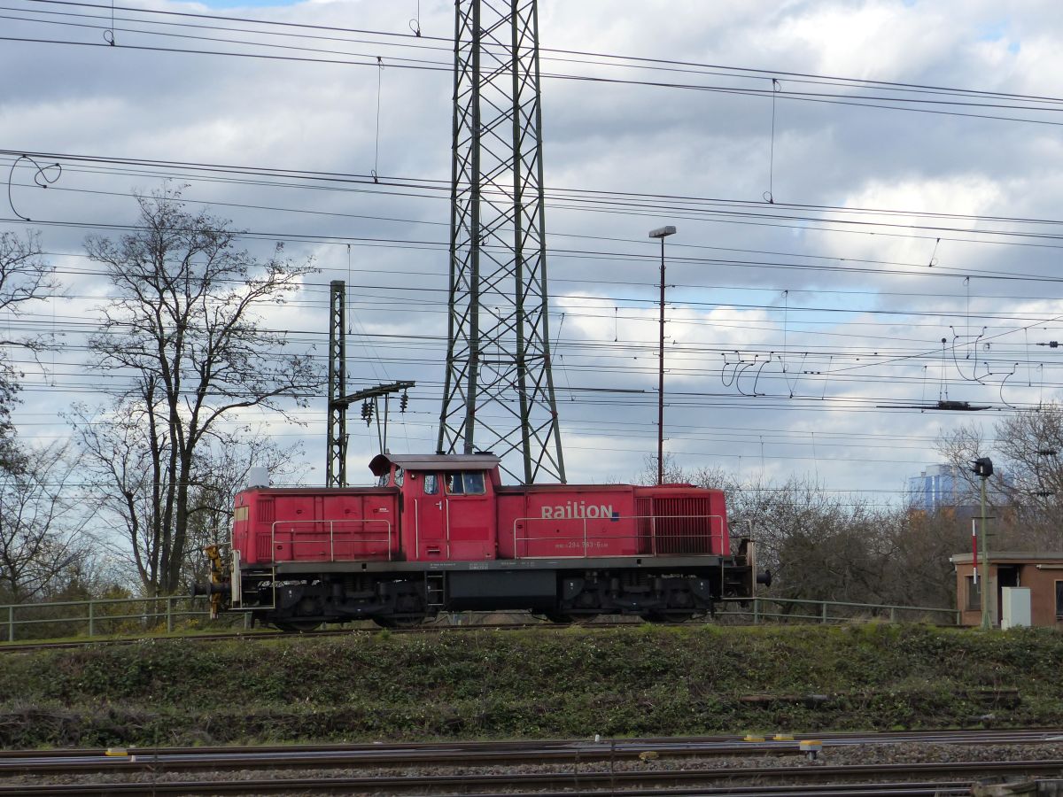 DB Cargo Diesellokomotive 294 783-6 Oberhausen West 12-03-2020.

DB Cargo diesellocomotief 294 783-6 Oberhausen West 12-03-2020.