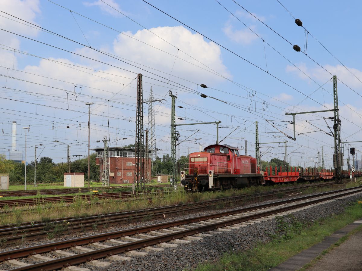 DB Cargo Diesellokomotive 294 853-7 Gterbahnhof Oberhausen West 02-09-2021.

DB Cargo diesellocomotief 294 853-7 goederenstation Oberhausen West 02-09-2021.