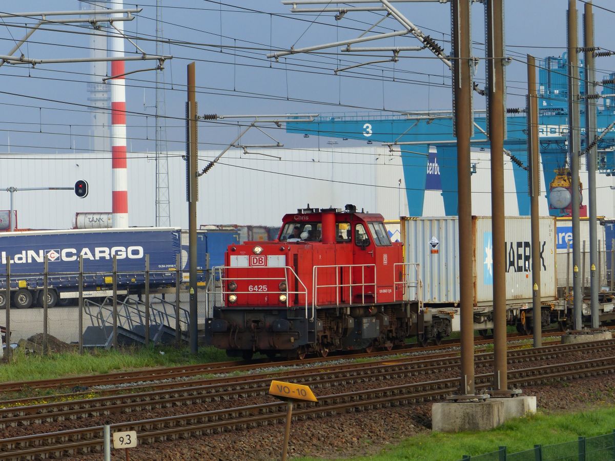 DB Cargo Diesellokomotive  6425 Abfahrt Rail Service Center Vondelingenweg, Rotterdam 23-10-2020.

DB Cargo diesellocomotief  6425 vertrek Rail Service Center Vondelingenweg, Rotterdam 23-10-2020.