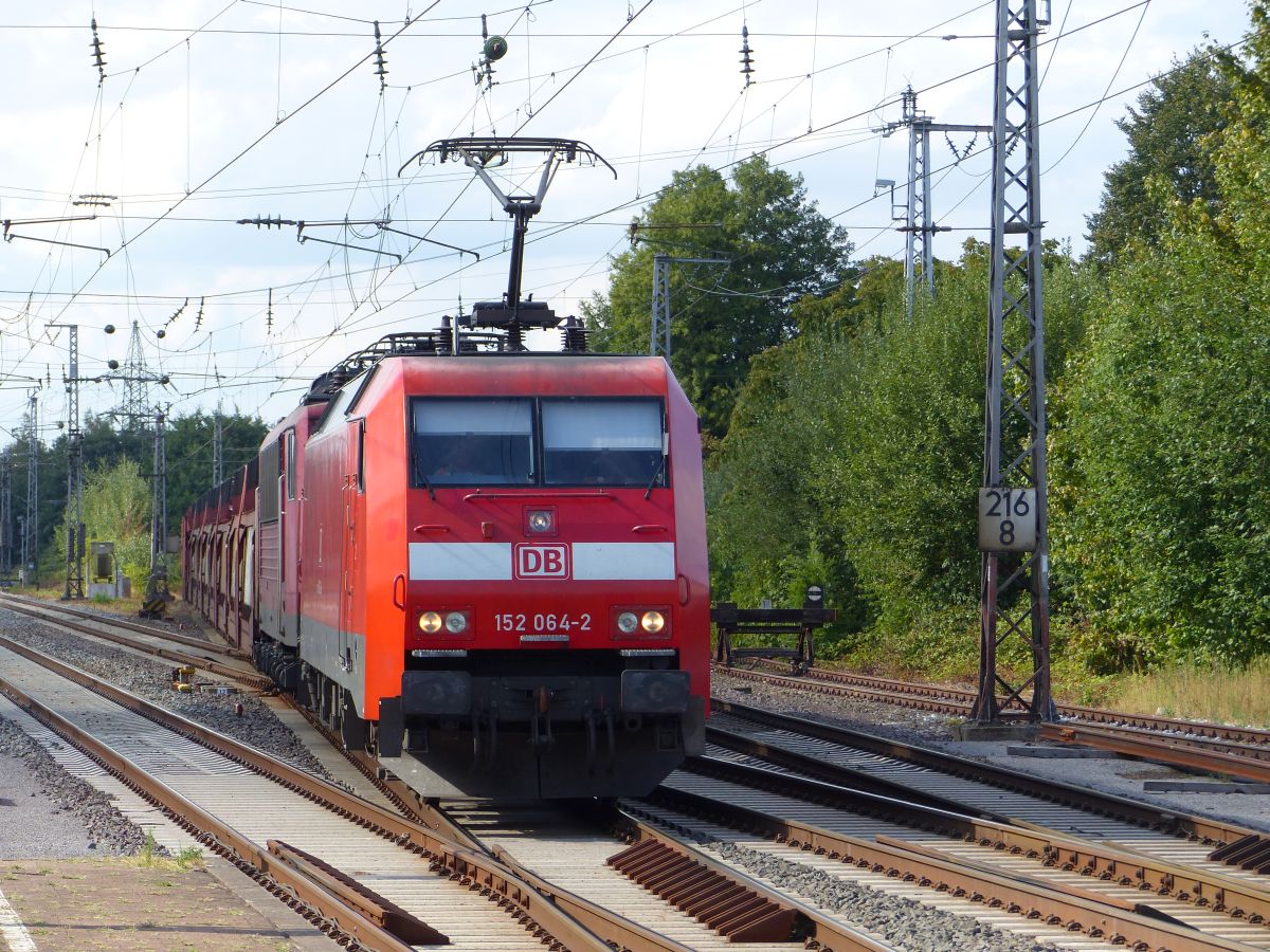 DB Cargo loc 152 064-2 mit Lok der Baureihe 155 in Salzbergen 17-08-2018.

DB Cargo loc 152 064-2 met loc van de serie 155 in opzending Salzbergen 17-08-2018.