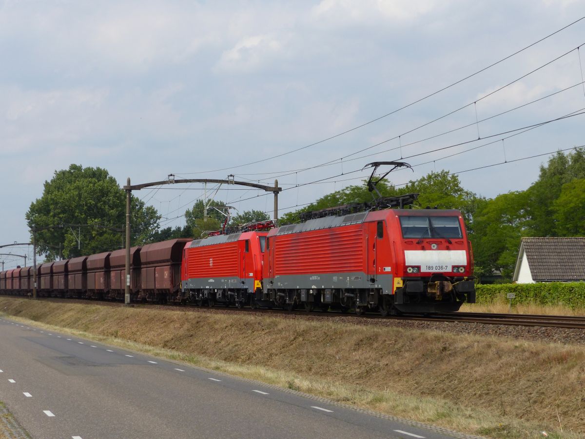 DB Cargo loc 189 036-7 mit Schwesterlok. Kapelweg, Boxtel, Niederlande 19-07-2018.

DB Cargo loc 189 036-7 met zusterloc. Kapelweg, Boxtel, Nederland 19-07-2018.