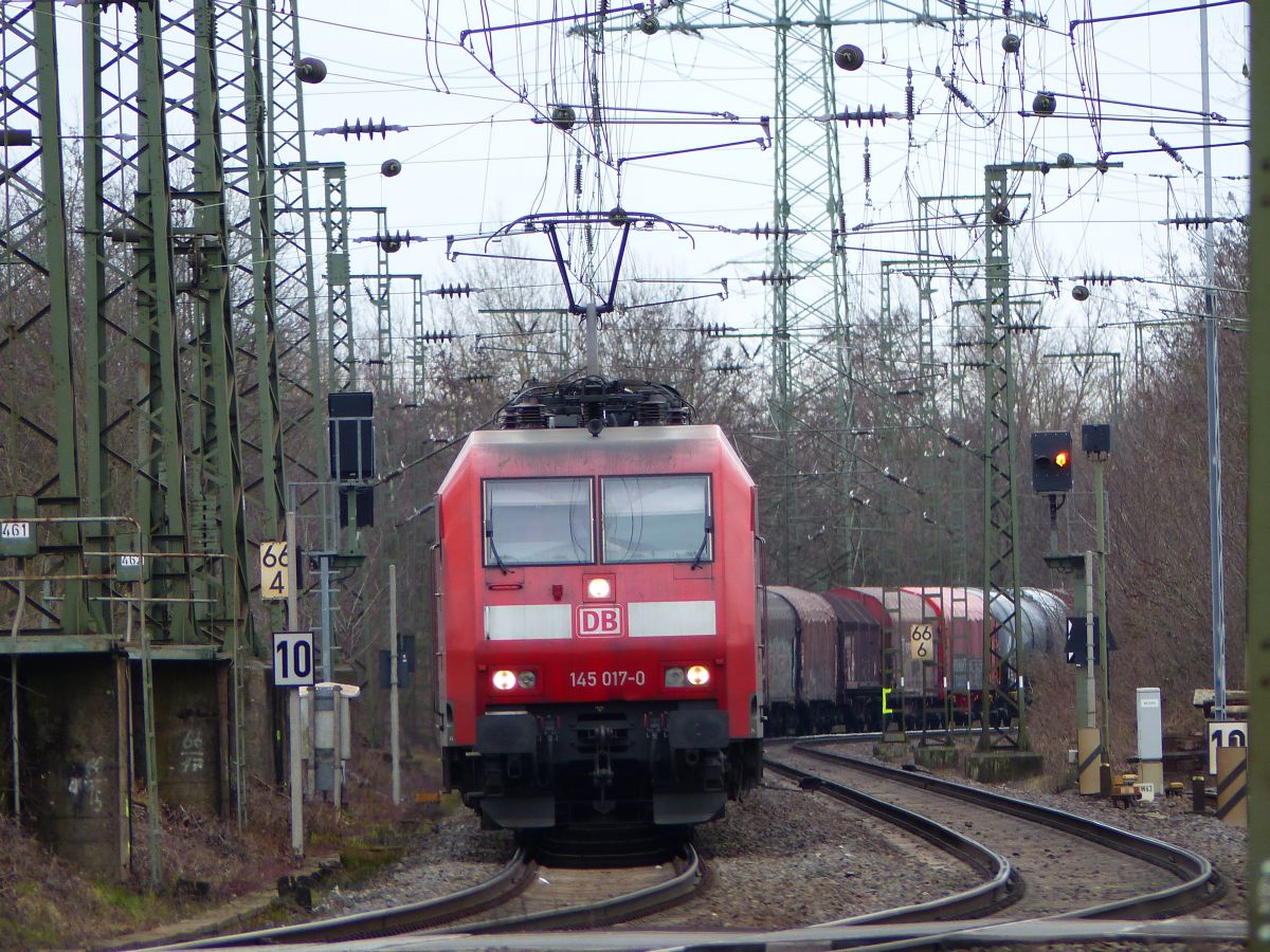 DB Cargo Lok 145 017-0 Rangierbahnhof Köln Gremberg. Porzer Ringstraße, Köln 08-03-2018.

DB Cargo loc 145 017-0 Rangeerstation Keulen Gremberg. Porzer Ringstraße, Keulen 08-03-2018.