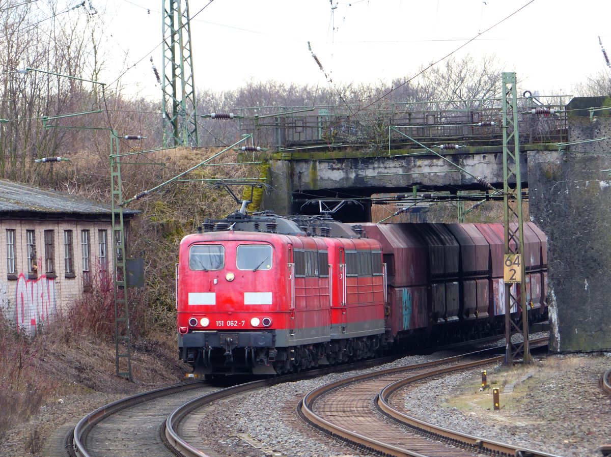 DB Cargo Lok 151 062-7 mit Schwesterlok Rangierbahnhof Köln-Kalk Nord 08-03-2018.

DB Cargo loc 151 062-7 met zusterloc rangeerstation Köln-Kalk Nord 08-03-2018.