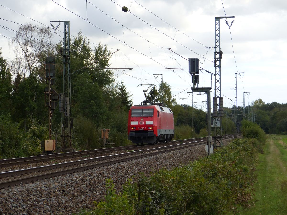 DB Cargo Lok 152 060-0 bei Bahnbergang Devesstrae, Salzbergen 28-09-2018.

DB Cargo loc 152 060-0 bij overweg Devesstrae, Salzbergen 28-09-2018.