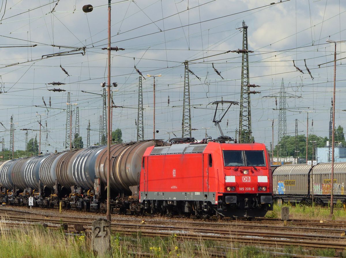 DB Cargo Lok 185 208-6 Gterbahnhof Oberhausen West 13-07-2017.

DB Cargo loc 185 208-6 goederenstation Oberhausen West 13-07-2017.