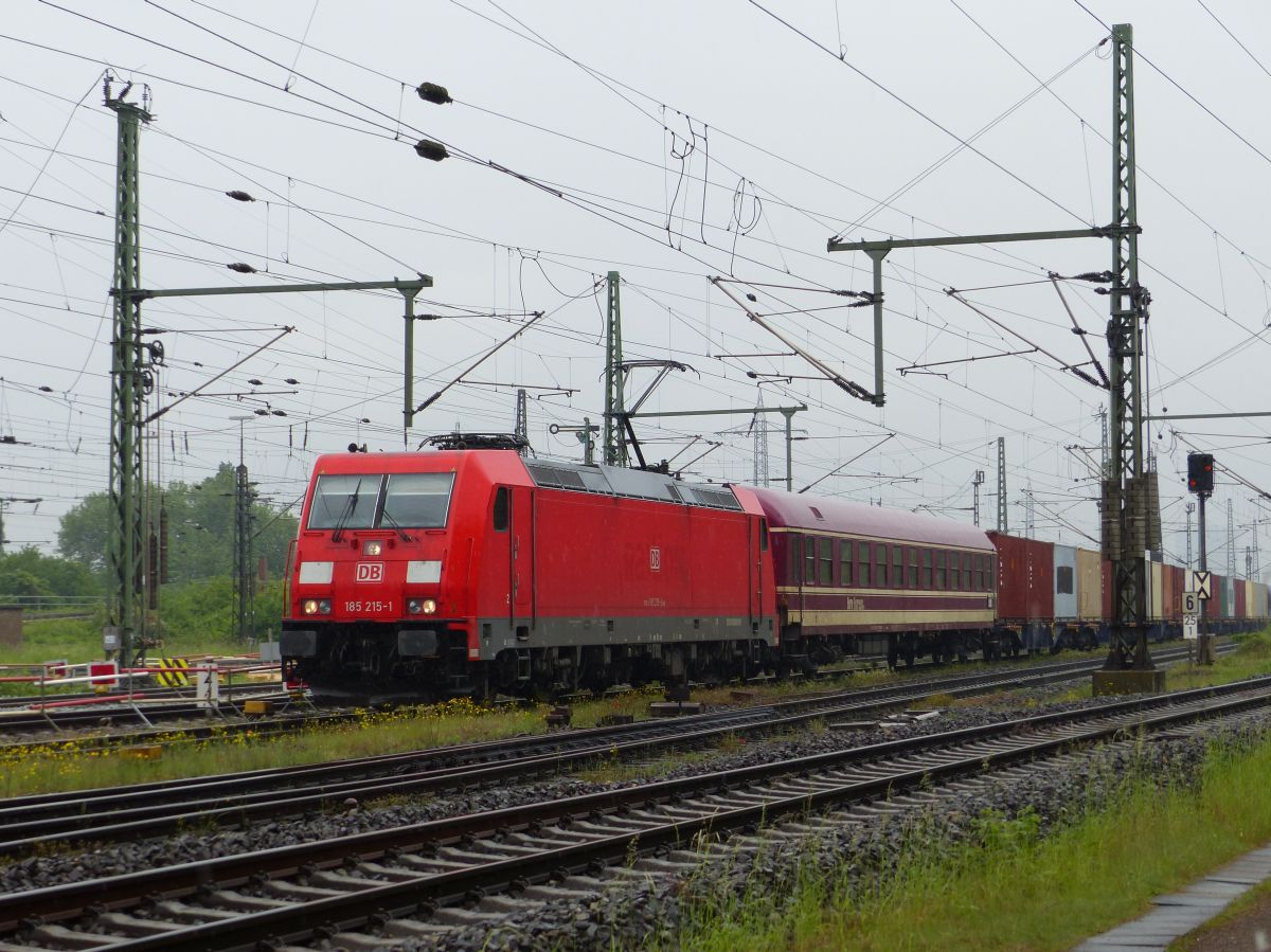 DB Cargo Lok 185 215-1 Gterbahnhof Oberhausen West 18-05-2017.



DB Cargo loc 185 215-1 met munitietrein goederenstation Oberhausen West 18-05-2017.