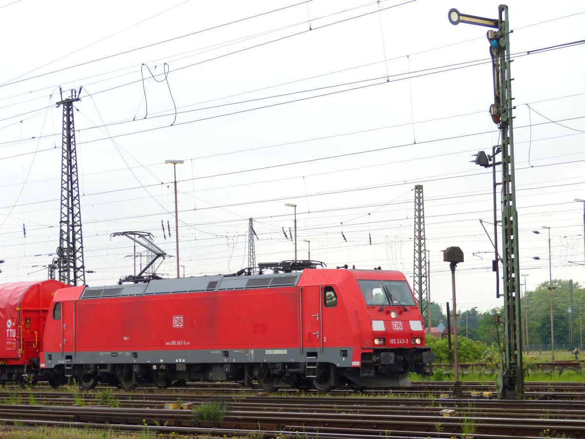 DB Cargo Lok 185 243-3 Gterbahnhof Oberhausen West 18-05-2017.

DB Cargo loc 185 243-3 goederenstation Oberhausen West 18-05-2017.