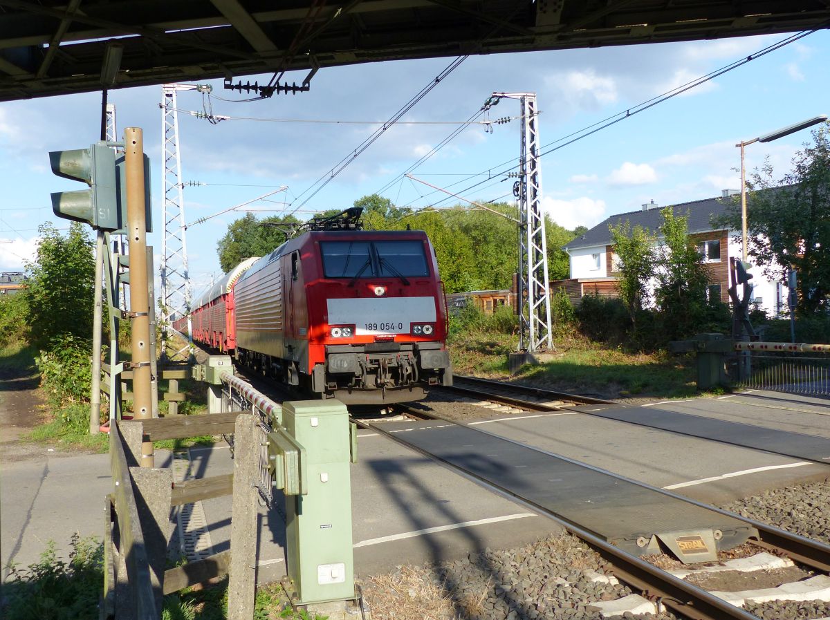 DB Cargo Lok 189 054-0 Bahnbergang Hilgenstiege, Bad Bentheim 17-08-2018.

DB Cargo loc 189 054-0 overweg Hilgenstiege, Bad Bentheim 17-08-2018.