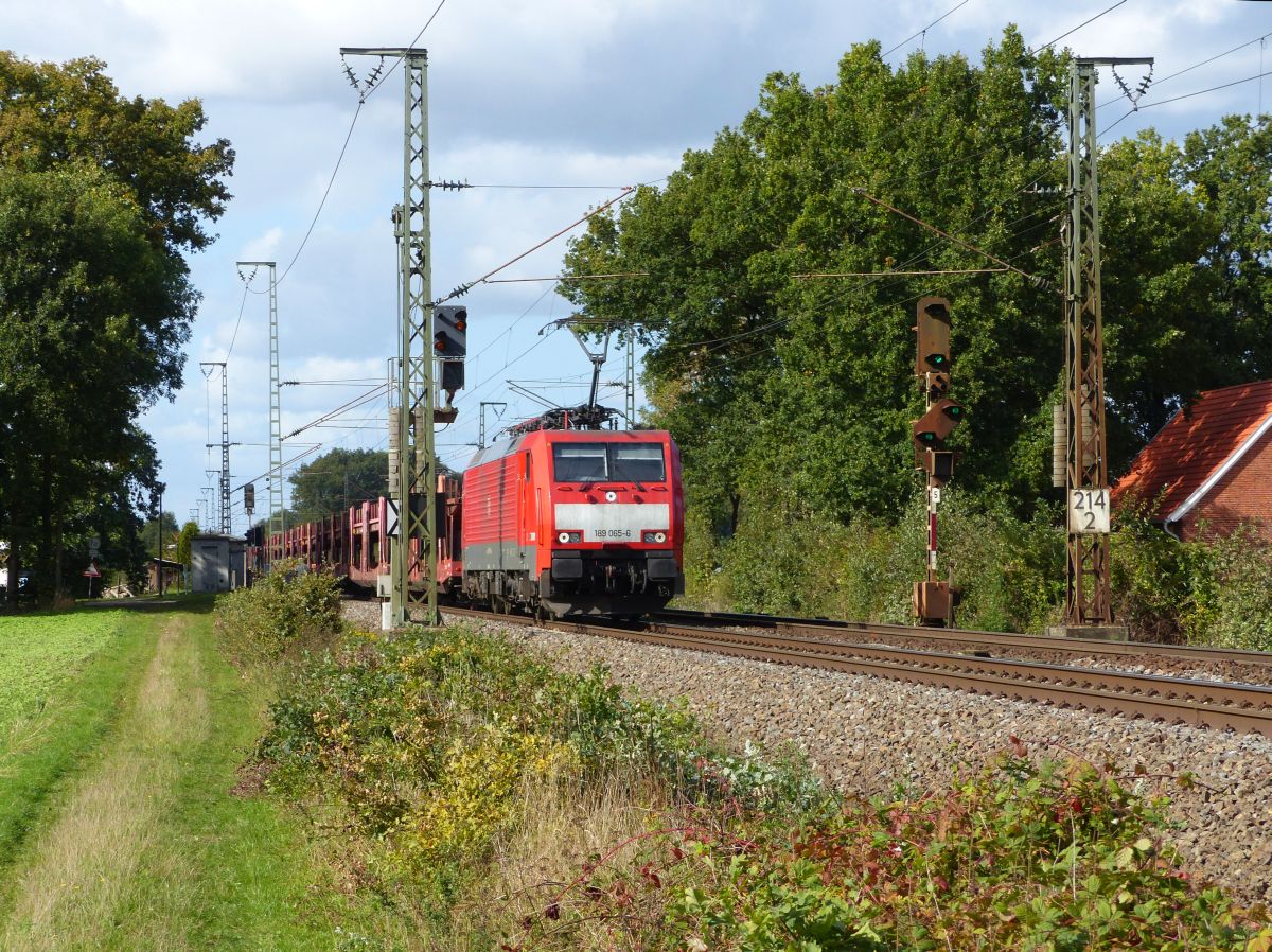 DB Cargo Lok 189 065-6 bei Bahnbergang Devesstrae, Salzbergen 28-09-2018.

DB Cargo loc 189 065-6 bij de overweg Devesstrae, Salzbergen 28-09-2018.