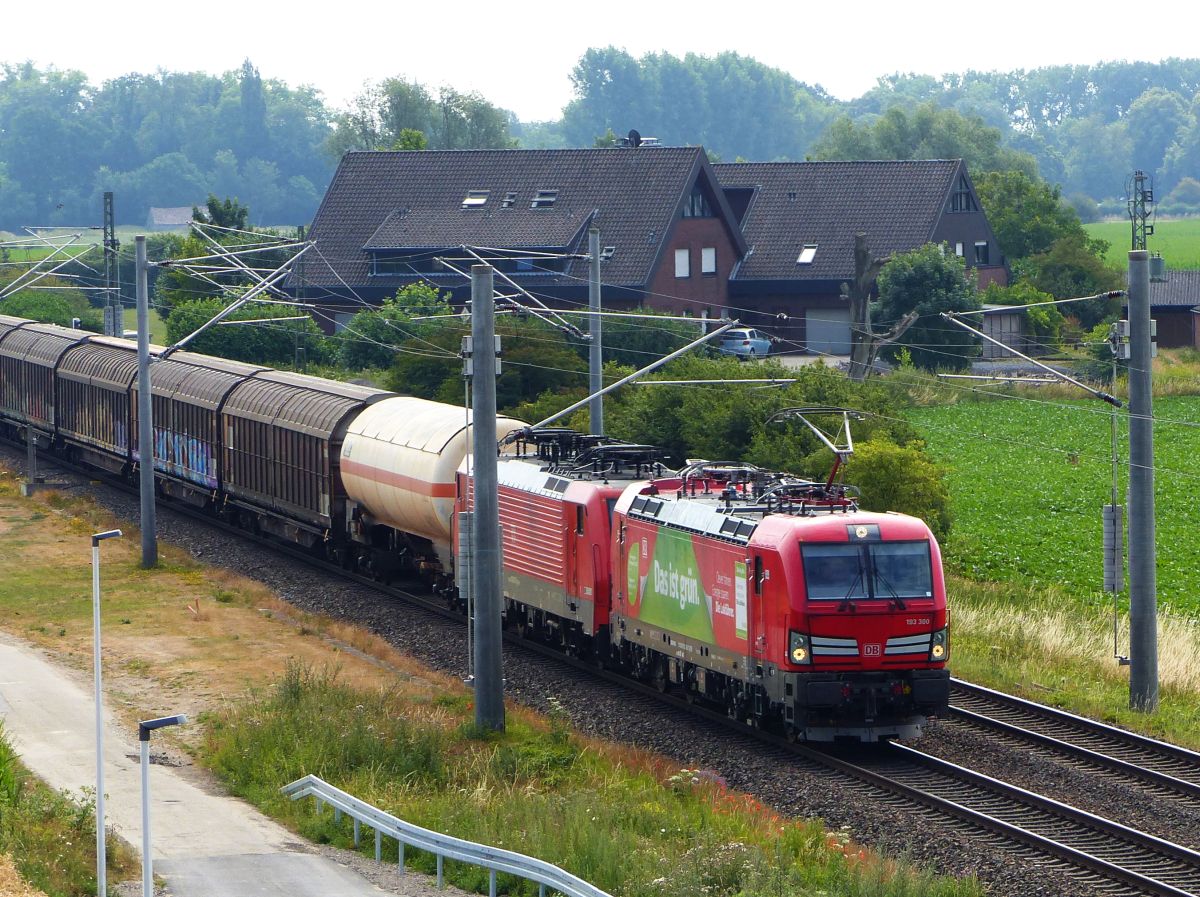 DB Cargo Lok 193 300-1 (91 80 6193 300-1 D-DB) mit Lok Baureuhe 189. Baumannstrasse, Praest bei Emmerich am Rhein 06-07-2018.

DB Cargo loc 193 300-1 (91 80 6193 300-1 D-DB) met loc serie 189 in opzending. Baumannstrasse, Praest bij Emmerich 06-07-2018.
